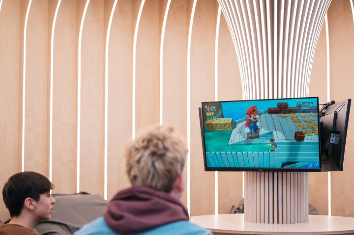 Zwei Jungs Gamen in der Jugendbibliothek der EAB
