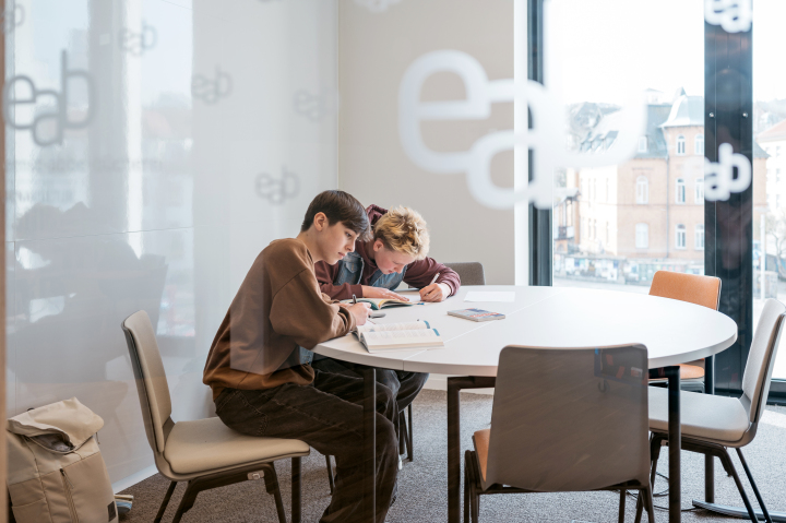 Zwei Jungs arbeiten in einem Gruppenarbeitsraum in der EAB