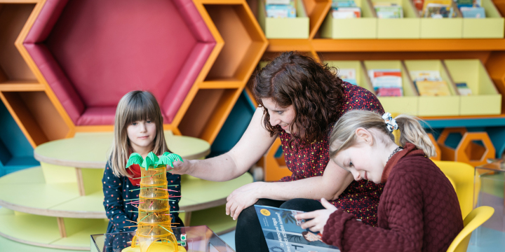 Mutter mit zwei Kindern spielt in der Kinderbibliothek EAB  ©JenaKultur | C. Worsch