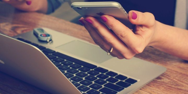 Laptop mit Handy und Frauenhand  ©pixabay