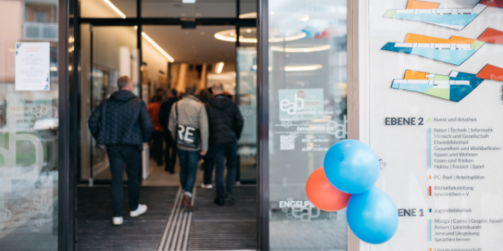Menschen gehen durch den Haupteingang der EAB   &copy;EAB | Christoph Worsch