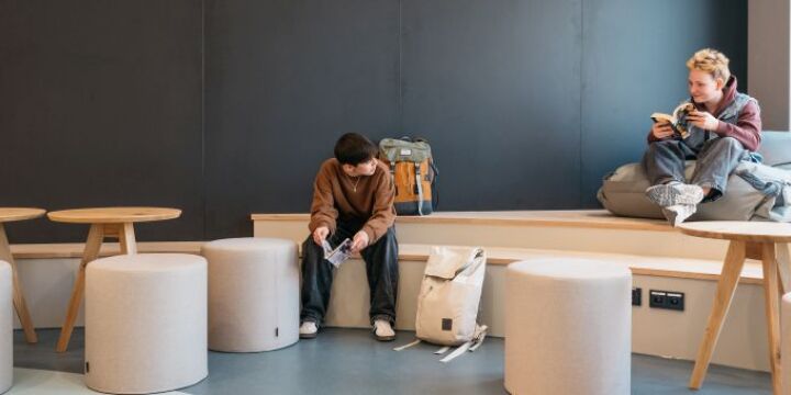 Zwei Jugendliche sitzen in der Juhendbibliothek der EAB  ©EAB|Christoph Worsch