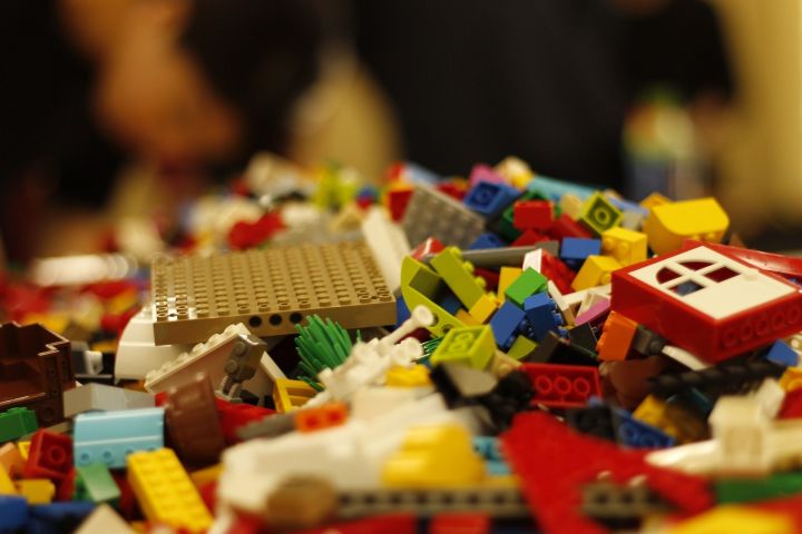 Lego Steine auf einem Haufen