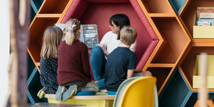 Frau liest Kindern vor