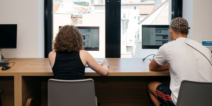 Zwei junge Menschen am PC im Lern und Arbeiten   &copy;JenaKultur | C. Worsch