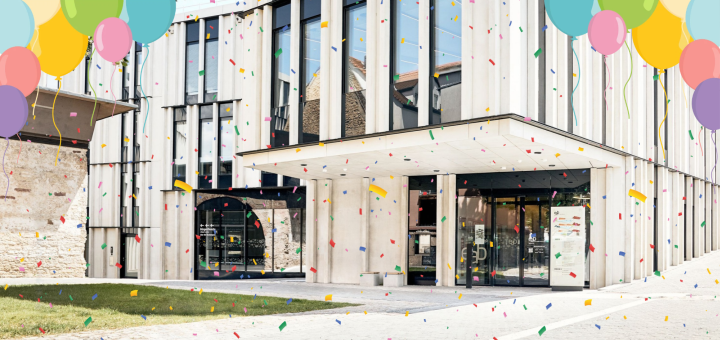 Haupteingang der EAB mit Konfetti und Luftbalons