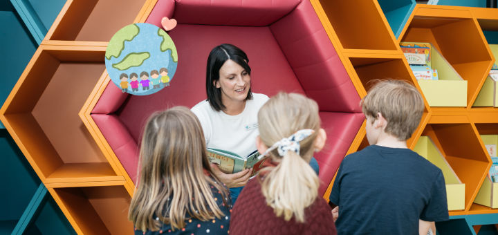 Eine Frau liest Kindern ein Buch vor
