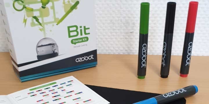 Ein kleiner Lernroboter Ozobot mit Stiften in der Bibliothek Jena   ©JenaKultur | EAB
