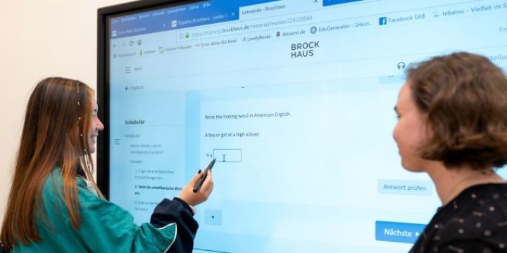 Jugendliche am Smartboard EAB  ©JenaKultur | C. Worsch