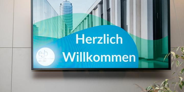 Bildschirm der in der Bücherei hängt