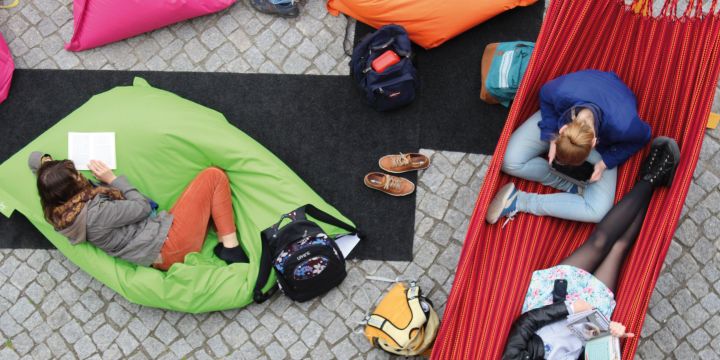 Blick von oben auf lesende Menschen  ©Innovationswerkstatt