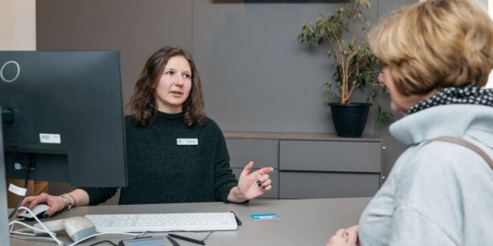 Beratungsgespräch an der Servicetheke der EAB
