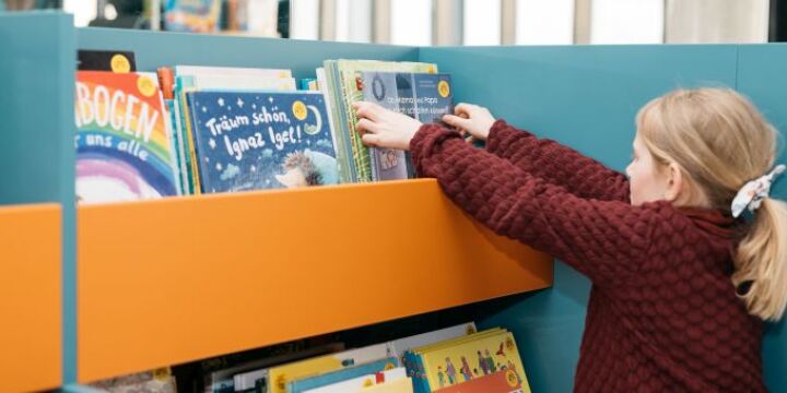 Ein Mädchen sucht sich ein Buch raus