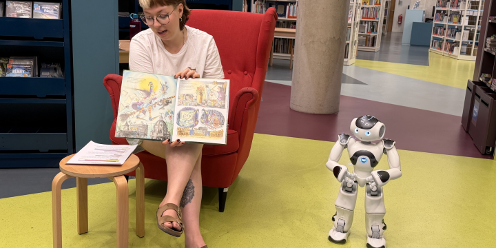 Frau liest vor und Roboter steht daneben