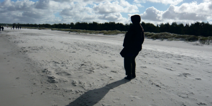 Person läft am Strand