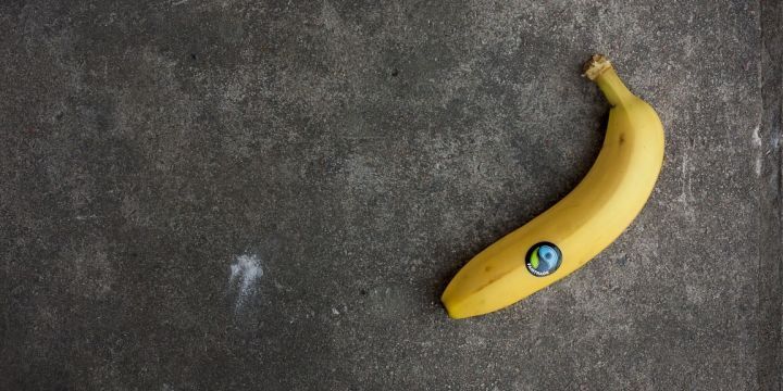 Banane mit fair trade Aufkleber